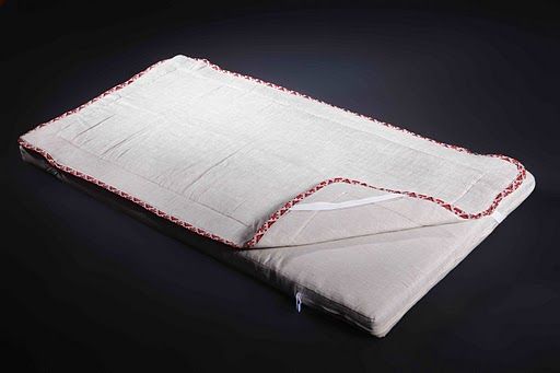 Льняной наматрасник в льняной ткани на матрасе