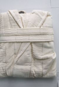 Велюровый женский длинный халат кремовый без капюшона