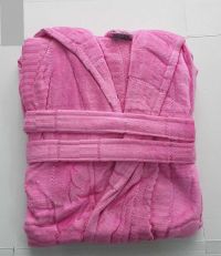 Велюровый женский длинный халат розовый без капюшона