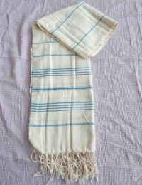 Пляжное полотенце Peshtemal белое голубая тонкая полоска