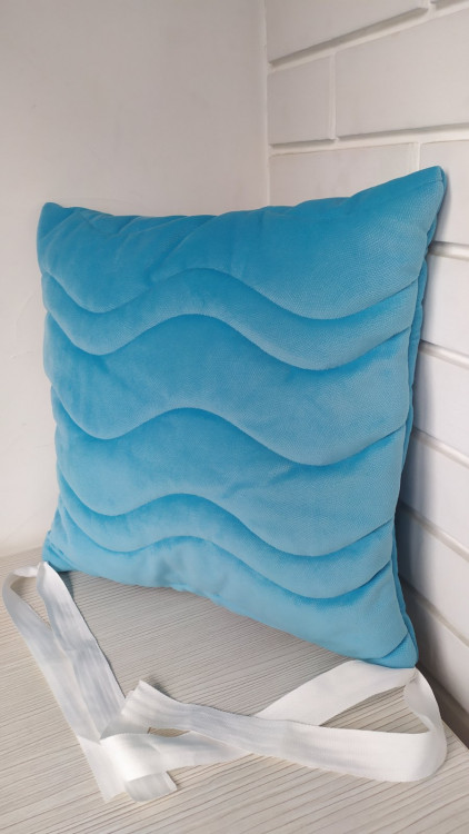 Голубая декоративная подушка для стула велюровая