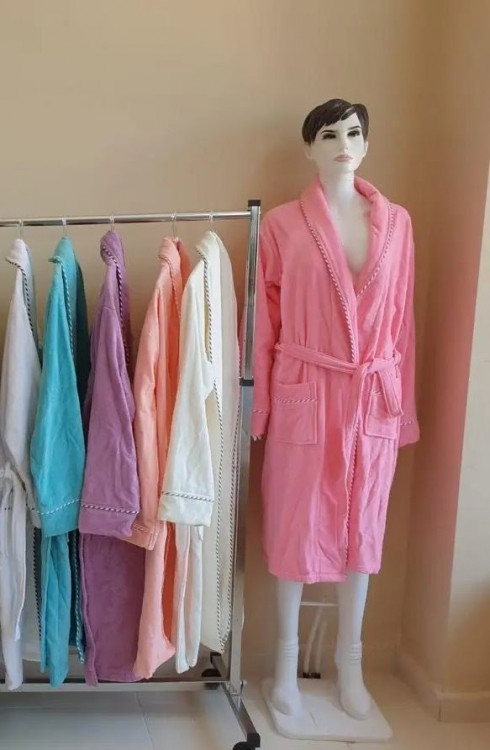 Велюровый женский розовый халат без капюшона купить