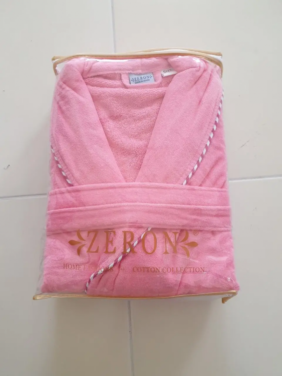 Велюровый женский халат без капюшона розового цвета