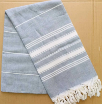 Пляжное полотенце Peshtemal серо-белое тонкая полоска