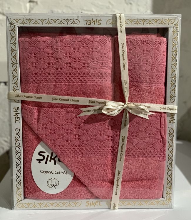 Набор розовых полотенец  с кружевом Soft