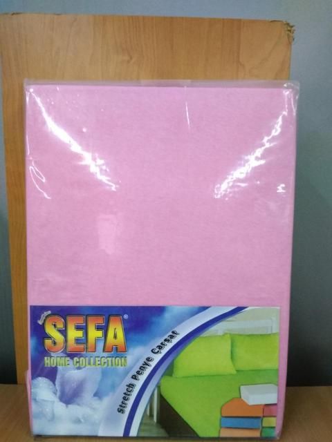 Простынь на резинке розовая с наволочкой SEFA