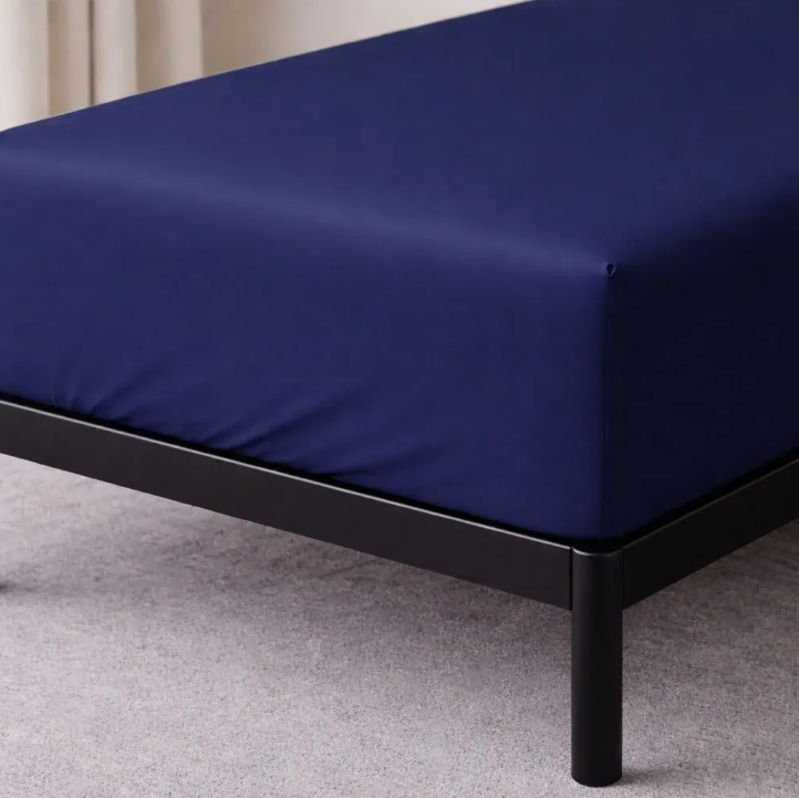 Простынь сатин однотонная Sateen Dark Blue на резинке 2