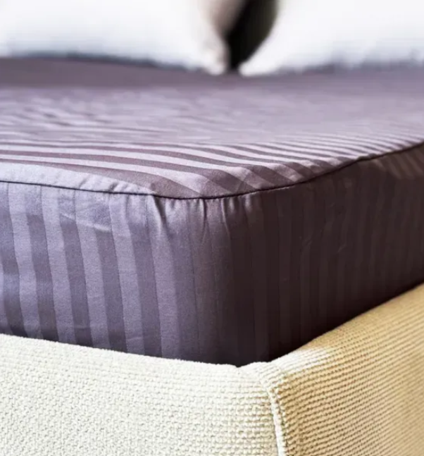 Простынь серая сатин Sateen Stripe Andtracite на резинке 2