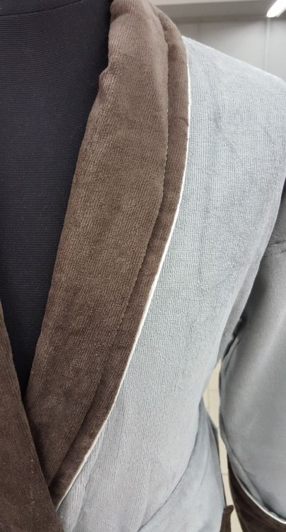 Мужской халат велюр светло-серый Zeron с коричневым воротником 