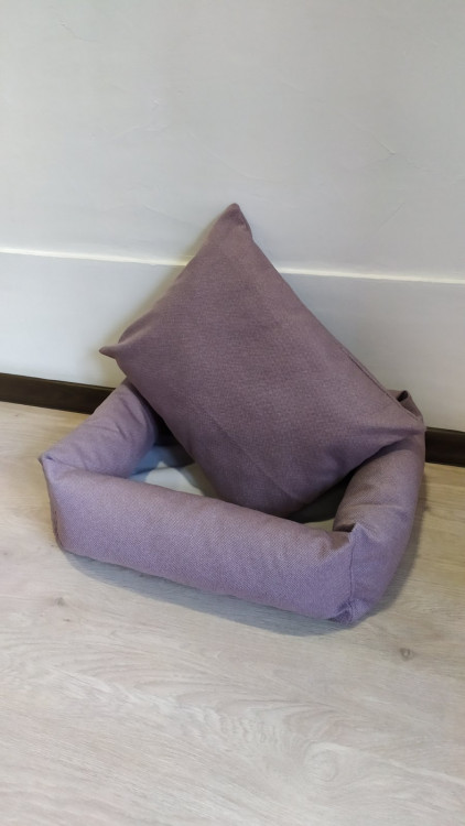 Маленький лежак для собак и котов Rizo нежный фиолетовый 45/35 