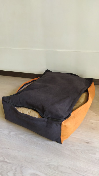 Лежак для собак 58/45 черно-оранжевый со съемным чехлом в Украине